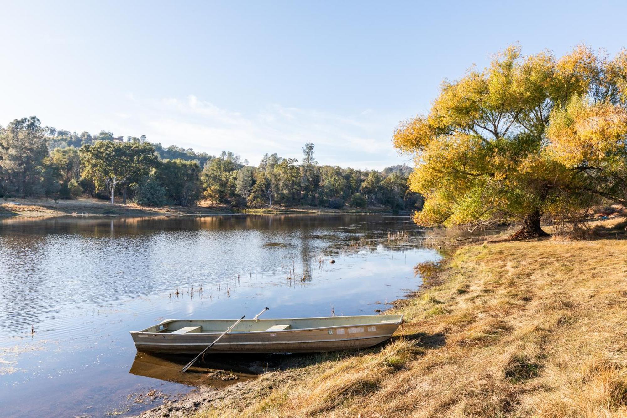 Rolling Oaks Ranch - 200 Acres Of Lakeside Beauty & Countryside Serenity 마리포사 외부 사진