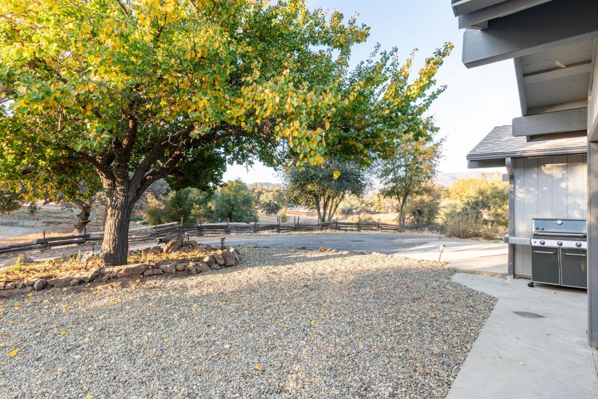 Rolling Oaks Ranch - 200 Acres Of Lakeside Beauty & Countryside Serenity 마리포사 외부 사진